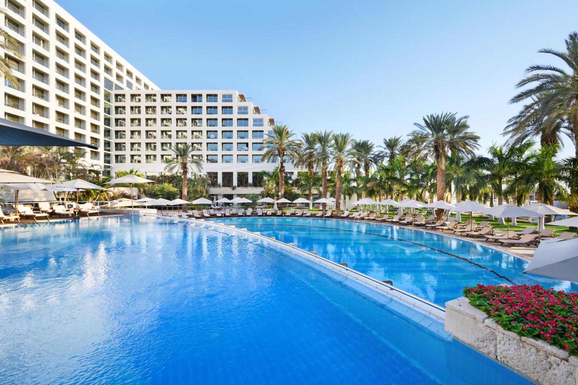 イスロテル デッド シー ホテル エイン・ボケック エクステリア 写真 The pool at the Conrad Dubai