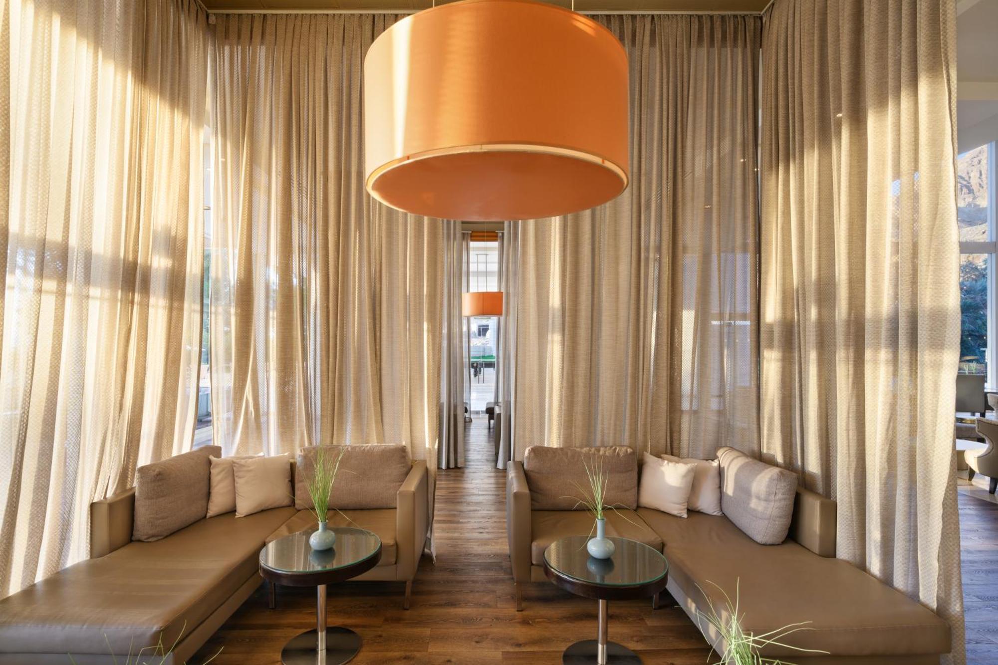 イスロテル デッド シー ホテル エイン・ボケック エクステリア 写真 The interior of the hotel