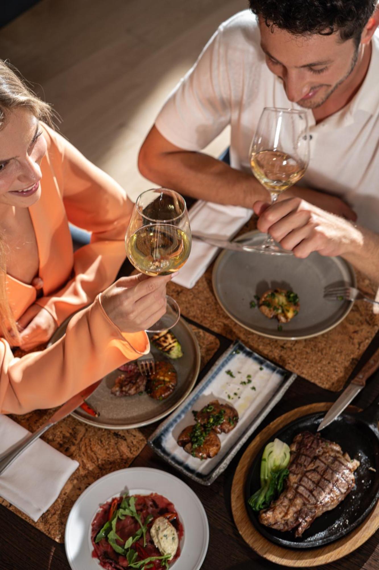 イスロテル デッド シー ホテル エイン・ボケック エクステリア 写真 A meal at the restaurant